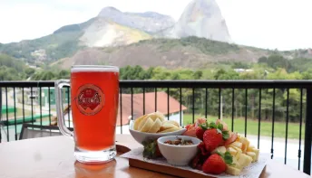 Um banquete de sabores com morangos nas montanhas