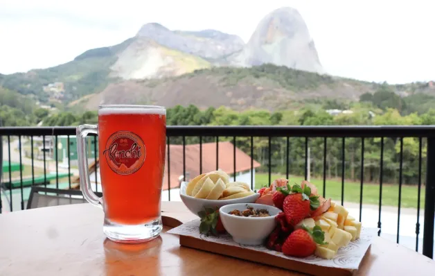 Um banquete de sabores com morangos nas montanhas