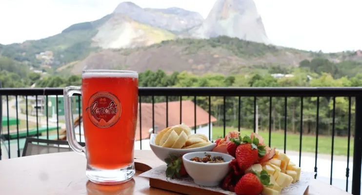 Um banquete de sabores com morangos nas montanhas