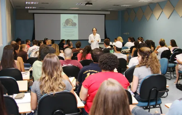 Universidades regulamentam uso de IA  na educação