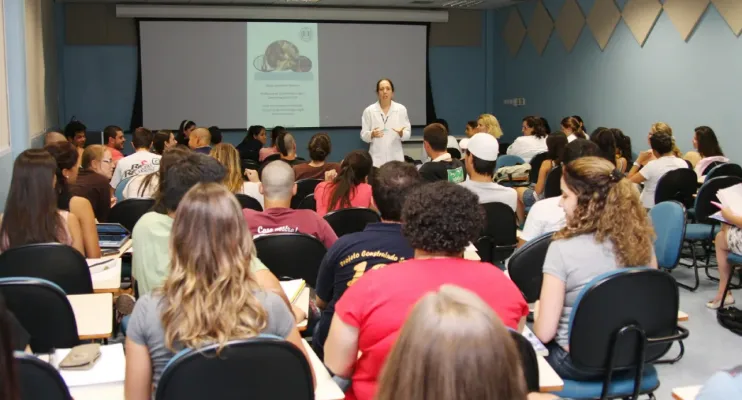 Universidades regulamentam uso de IA  na educação