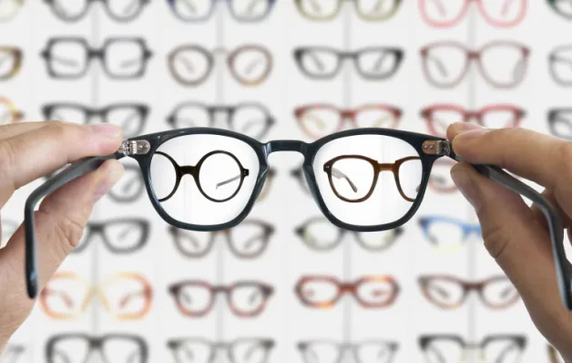 Usar óculos pode fazer uma pessoa parecer mais inteligente? Entenda!