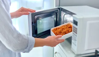 Usar potes plásticos no microondas pode intoxicar comida, revela pesquisa