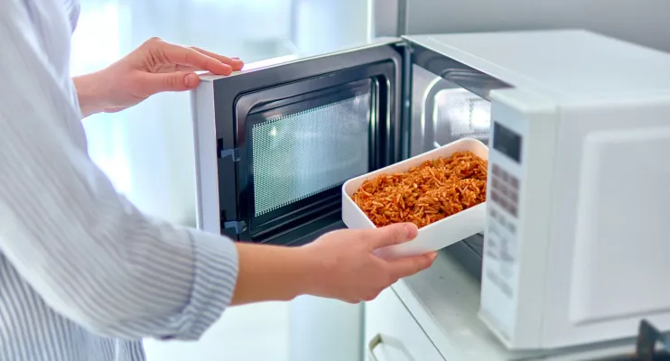 Usar potes plásticos no microondas pode intoxicar comida, revela pesquisa