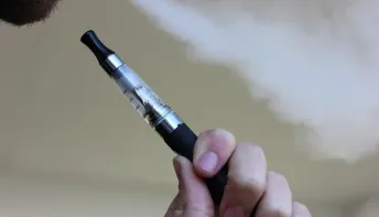 Uso de cigarros eletrônicos pode aumentar em mais de quatro vezes o risco de migrar para o cigarro convencional