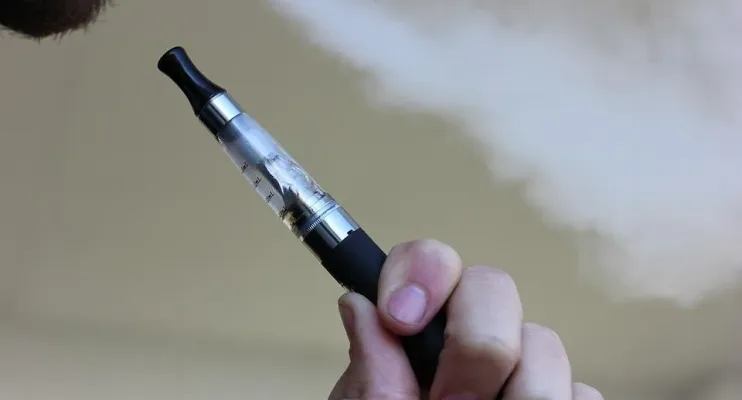 Uso de cigarros eletrônicos pode aumentar em mais de quatro vezes o risco de migrar para o cigarro convencional