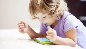 Uso excessivo de telas acelera casos de miopia infantil