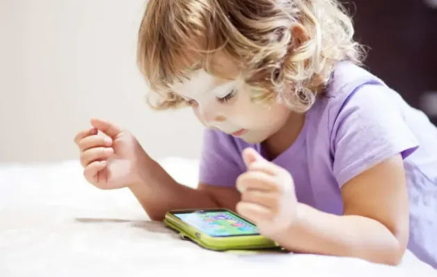 Uso excessivo de telas acelera casos de miopia infantil