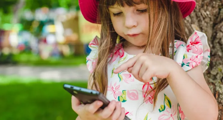 Uso excessivo de telas pode impactar desenvolvimento da fala infantil