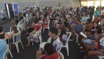 Famílias carentes de Vitória recebem cartão para pagar necessidades básicas