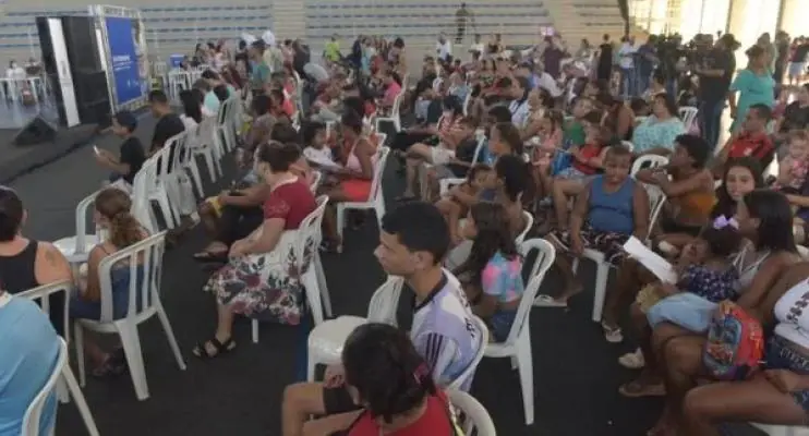 Famílias carentes de Vitória recebem cartão para pagar necessidades básicas