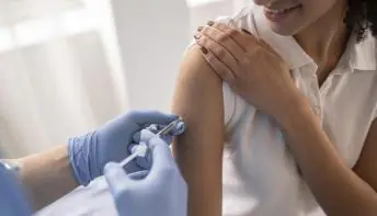 Vacina contra meningite é disponibilizada temporariamente a adolescentes não vacinados e trabalhadores da saúde