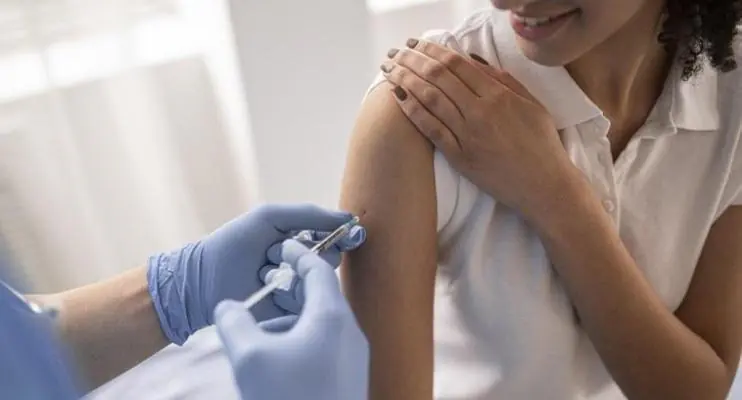 Vacina contra meningite é disponibilizada temporariamente a adolescentes não vacinados e trabalhadores da saúde