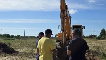 Valão emergencial começa a ser escavado para conter alagamentos em Guriri Sul
