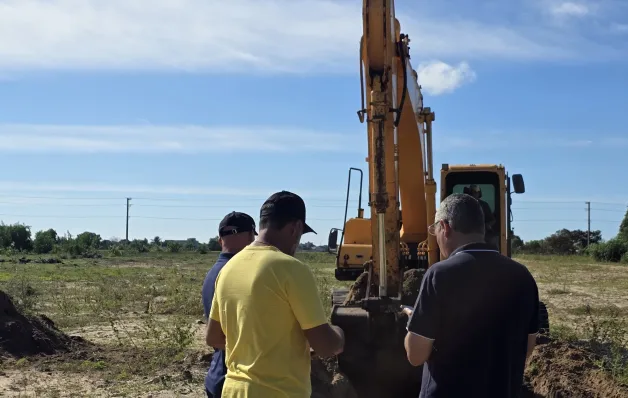 Valão emergencial começa a ser escavado para conter alagamentos em Guriri Sul