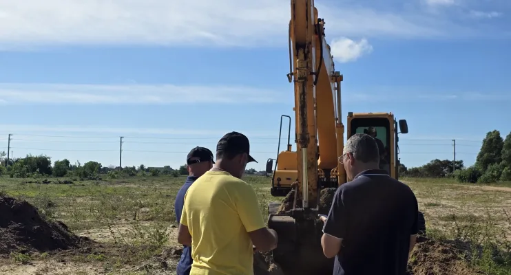 Valão emergencial começa a ser escavado para conter alagamentos em Guriri Sul