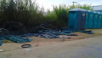 Vândalos incendeiam banheiros químicos em Guriri e Prefeitura promete reforço na segurança