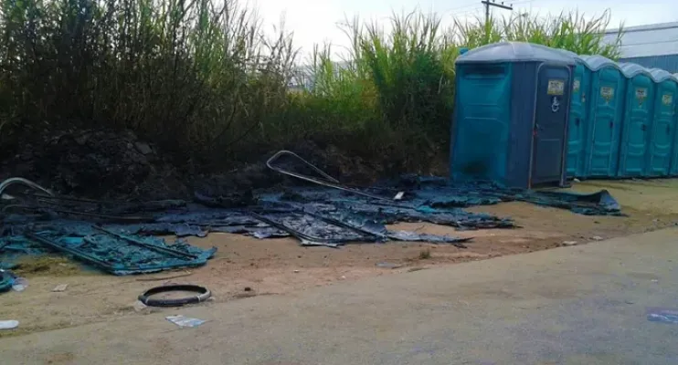Vândalos incendeiam banheiros químicos em Guriri e Prefeitura promete reforço na segurança