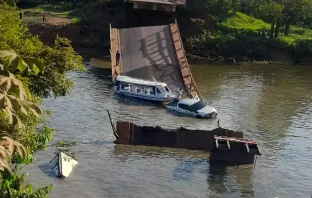 Veículos caem em rio após ponte desabar no Amazonas; 3 pessoas morreram