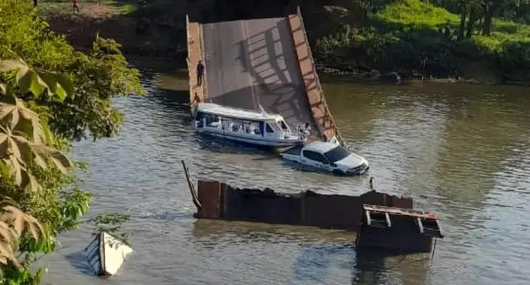 Veículos caem em rio após ponte desabar no Amazonas; 3 pessoas morreram