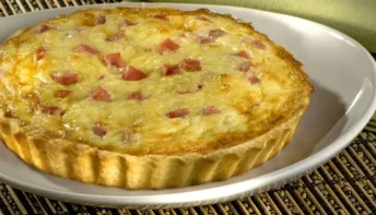 Veja como preparar Quiche de presunto e queijo com base de Cream Cracker