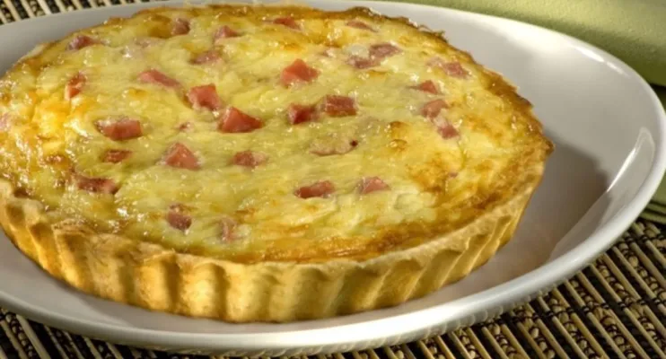 Veja como preparar Quiche de presunto e queijo com base de Cream Cracker