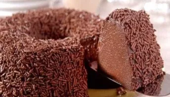 Veja como preparar um delicioso Brigadeirão com Wafer de chocolate