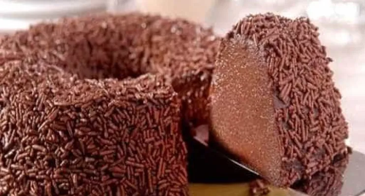 Veja como preparar um delicioso Brigadeirão com Wafer de chocolate