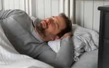 Veja o que acontece com seu corpo ao dormir do lado esquerdo