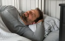 Veja o que acontece com seu corpo ao dormir do lado esquerdo