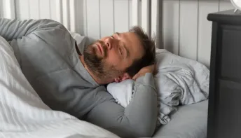 Veja o que acontece com seu corpo ao dormir do lado esquerdo