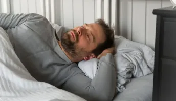 Veja o que acontece com seu corpo ao dormir do lado esquerdo