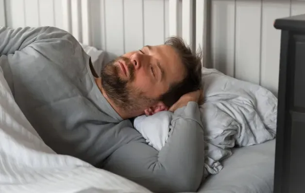 Veja o que acontece com seu corpo ao dormir do lado esquerdo