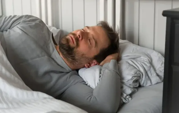Veja o que acontece com seu corpo ao dormir do lado esquerdo
