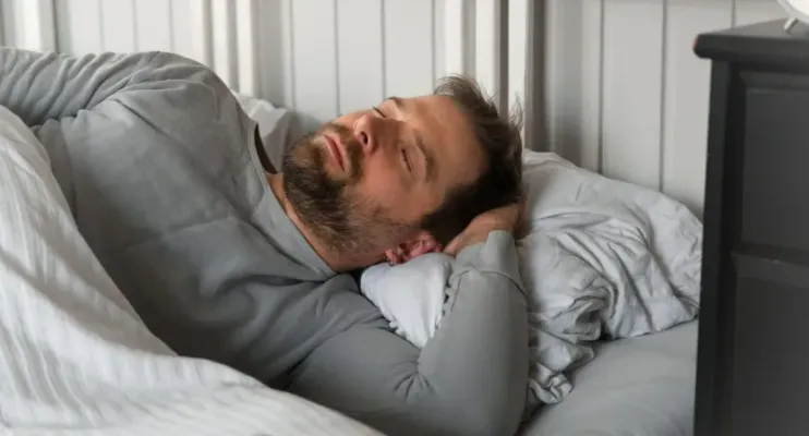 Veja o que acontece com seu corpo ao dormir do lado esquerdo
