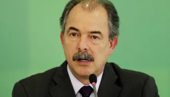 Venezuela quer pagar o Brasil com petróleo e energia, diz Mercadante