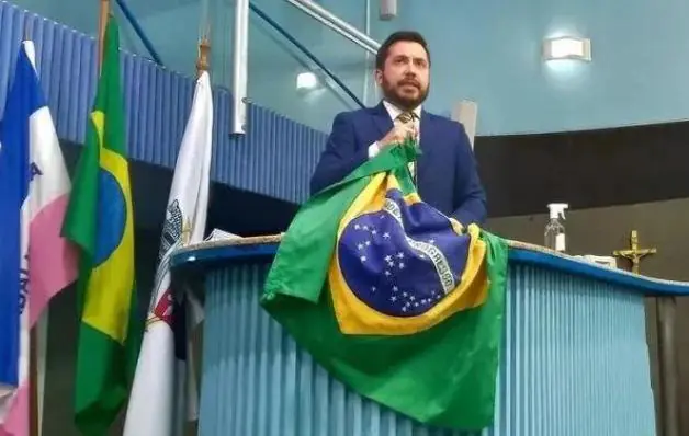 Vereador Arnaldinho na cadeia sem salário e sem a presidência da câmara; Bolsonaro curtindo no EUA.