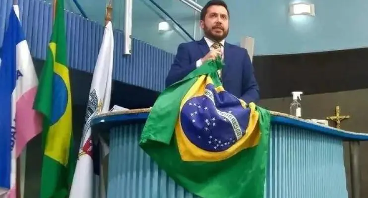 Vereador Arnaldinho na cadeia sem salário e sem a presidência da câmara; Bolsonaro curtindo no EUA.