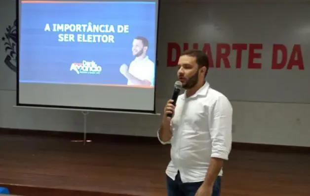 Vereador de Pedro Canário Denis Amâncio realiza palestra sobre a importância de ser eleitor  