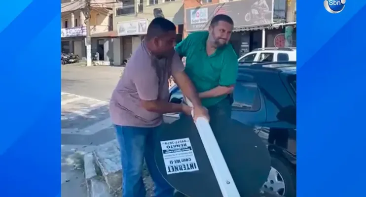 Vereador do partido do Bolsonaro da Serra, no ES surta, e arranca placa de trânsito