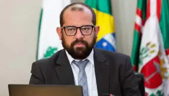 Vereador é cassado após post sobre alunos e professores