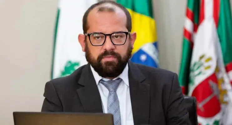 Vereador é cassado após post sobre alunos e professores