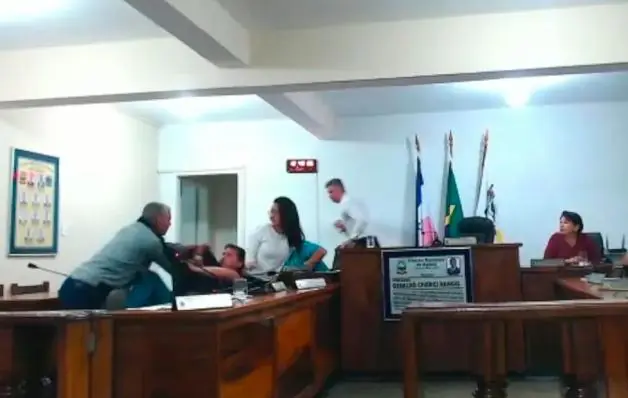 Vereadores flagrados brigando durante sessão em Câmara 