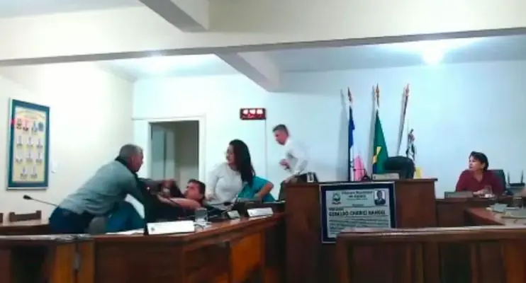 Vereadores flagrados brigando durante sessão em Câmara 