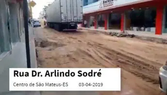 Vídeo mostra em detalhes operação para resgatar carreta atolada em obra inacabada no Centro da Cidade