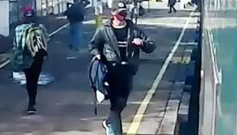 Vídeo mostra momento em que garçom é assassinado dentro de vagão de trem no Rio    