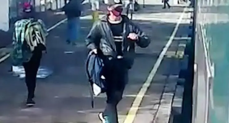 Vídeo mostra momento em que garçom é assassinado dentro de vagão de trem no Rio    