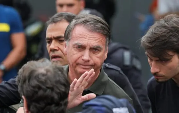Bolsonaro é preso após vigília convocada por Flávio Bolsonaro, aponta PF