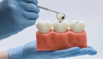 Vilões invisíveis: hábitos comuns que desgastam o esmalte dentário