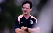 Vitória na estreia faz torcida do Corinthians mudar tom sobre Diniz